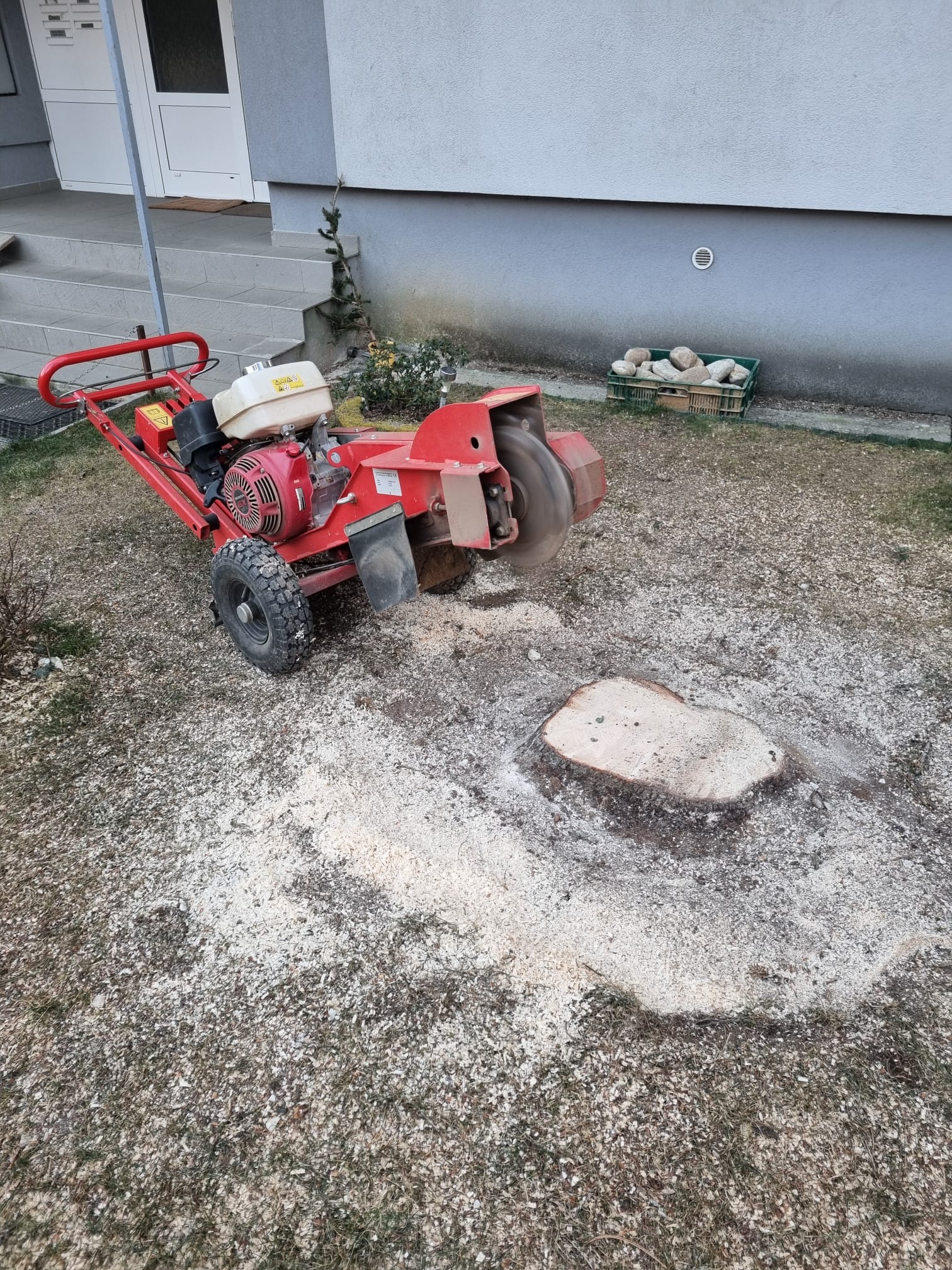 Práce s drevinami a štiepkovanie konárov